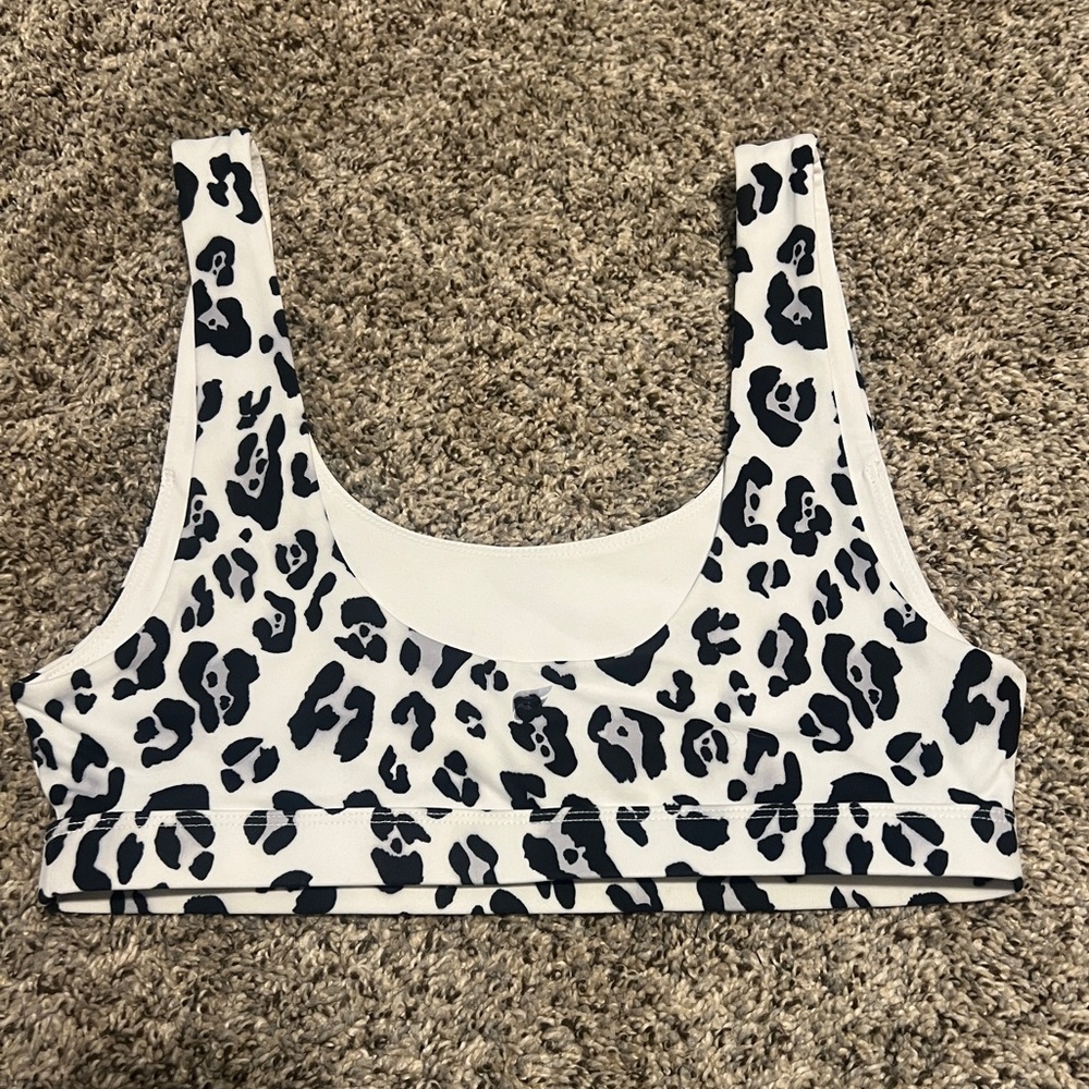 Fabletics Snow Leopard Set - Picture 2 of 7